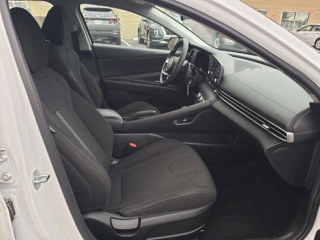 Used 2023 Hyundai Elantra SE w/ Winter Weather Package image 19