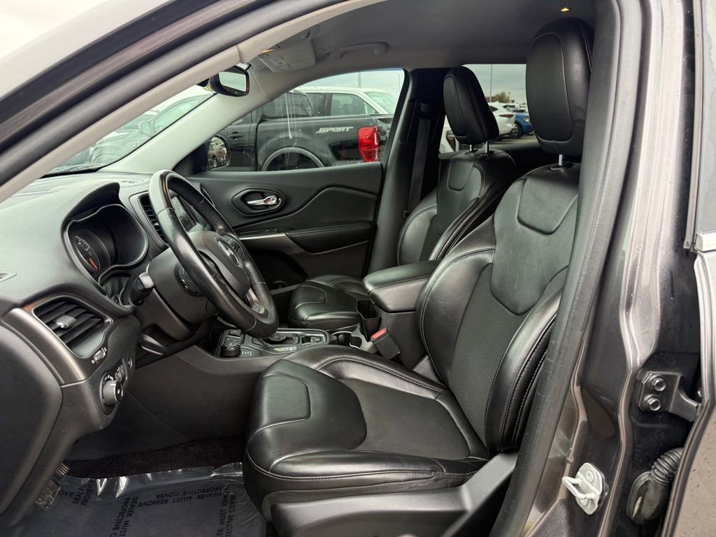 Used 2019 Jeep Cherokee Latitude Plus w/ Comfort/Convenience Group image 5