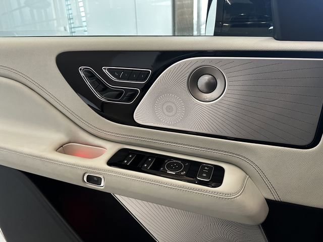 Certified 2025 Lincoln Aviator Black Label image 32