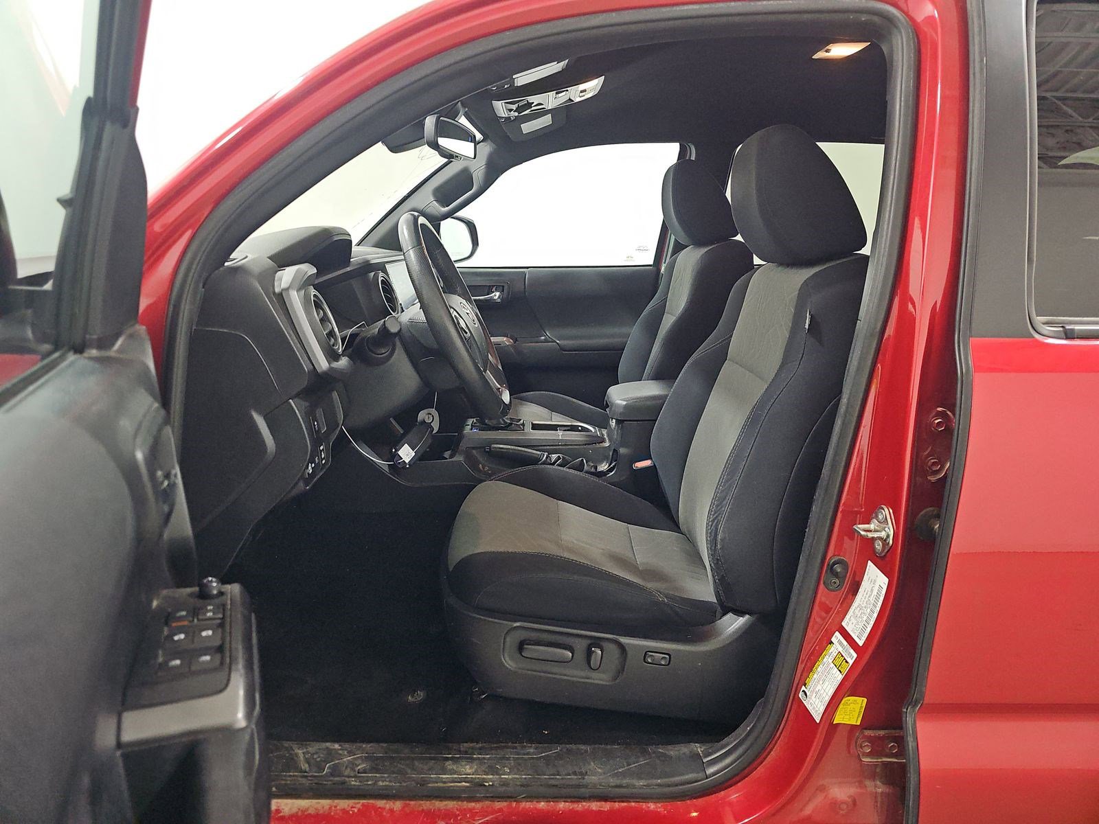 Used 2020 Toyota Tacoma TRD Off-Road image 8