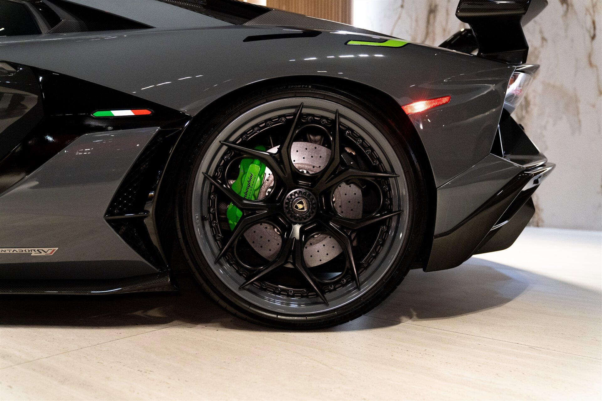 Used 2020 Lamborghini Aventador SVJ AWD/4WD image 31