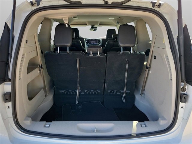Used 2024 Chrysler Pacifica Touring-L image 7