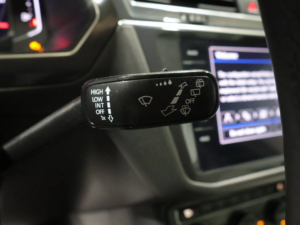Used 2020 Volkswagen Tiguan SEL AWD/4WD image 37