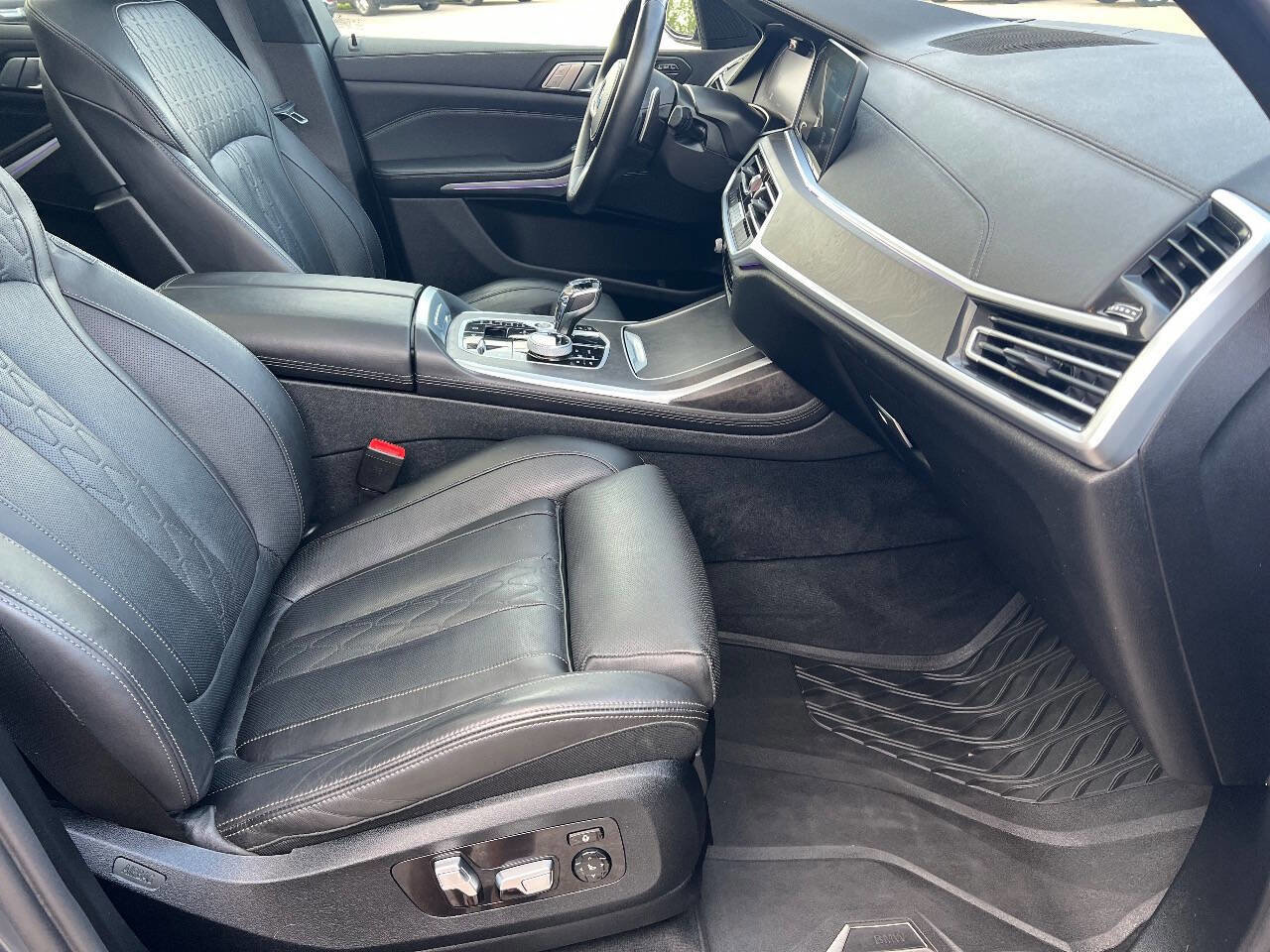 Used 2022 BMW X7 xDrive40i w/ M Sport Package image 22