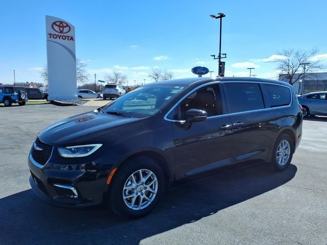 Used 2025 Chrysler Pacifica Select image 7