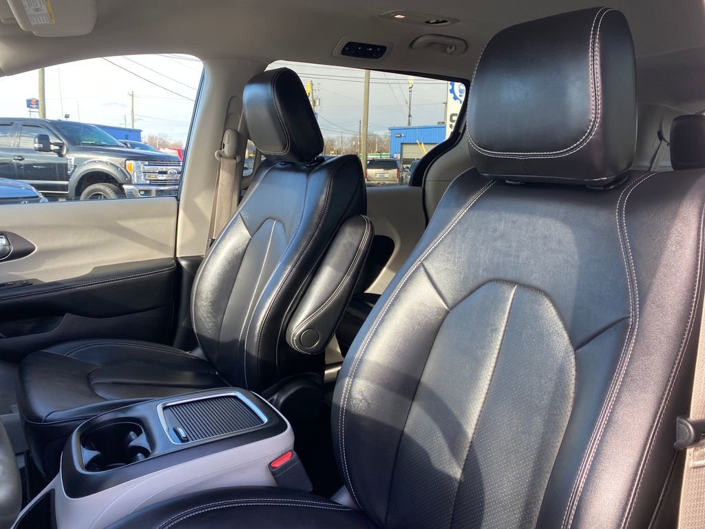 Used 2024 Chrysler Pacifica Select image 10