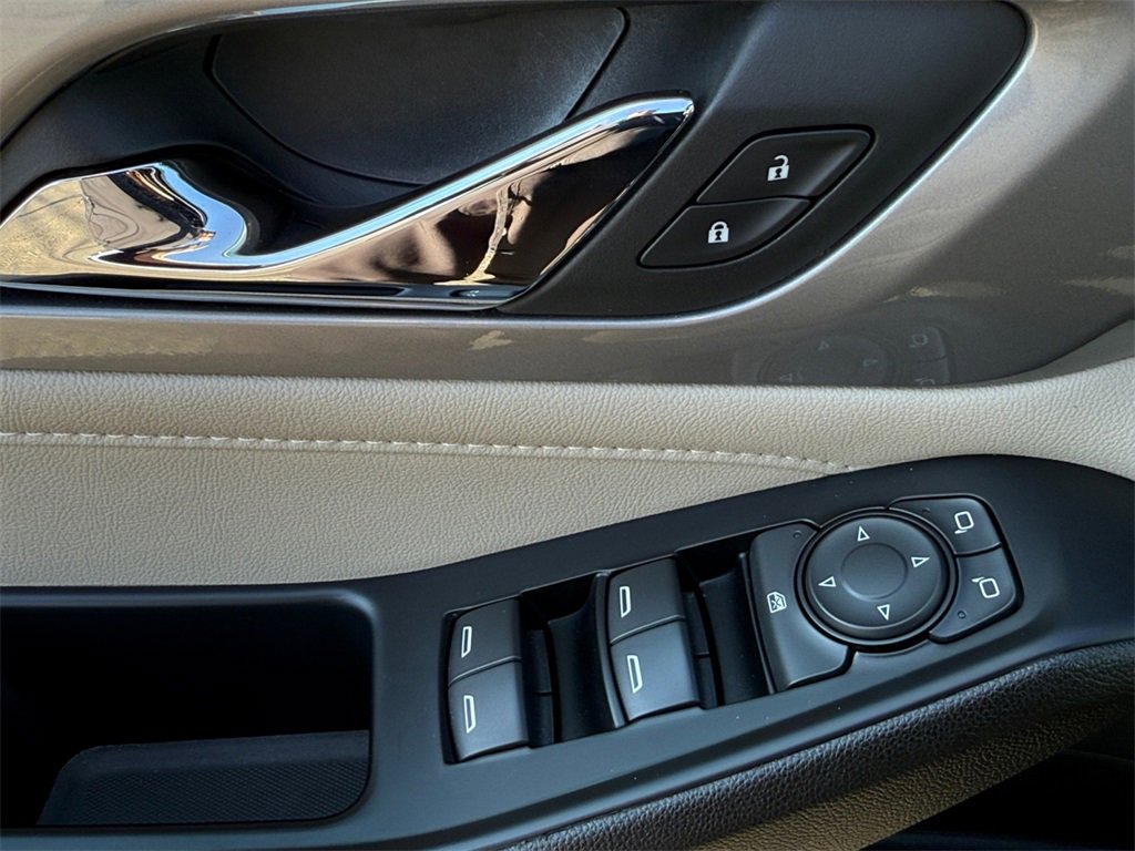 Used 2023 Chevrolet Traverse LS image 11