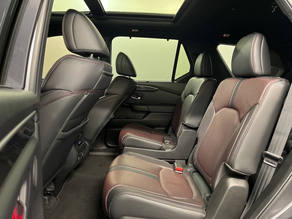 Used 2025 Honda Pilot Black Edition image 33
