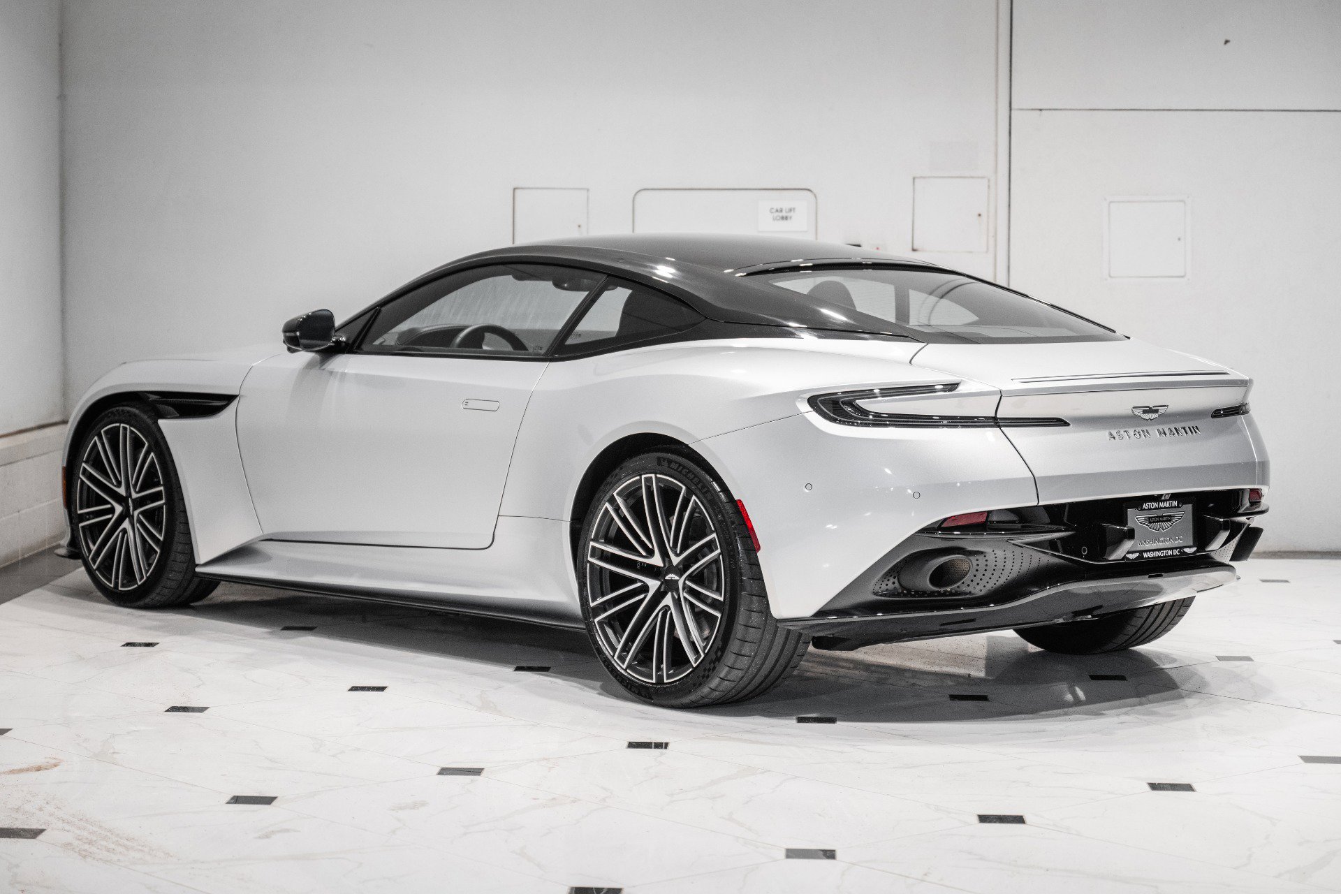 Used 2024 Aston Martin DB12 Coupe RWD image 2