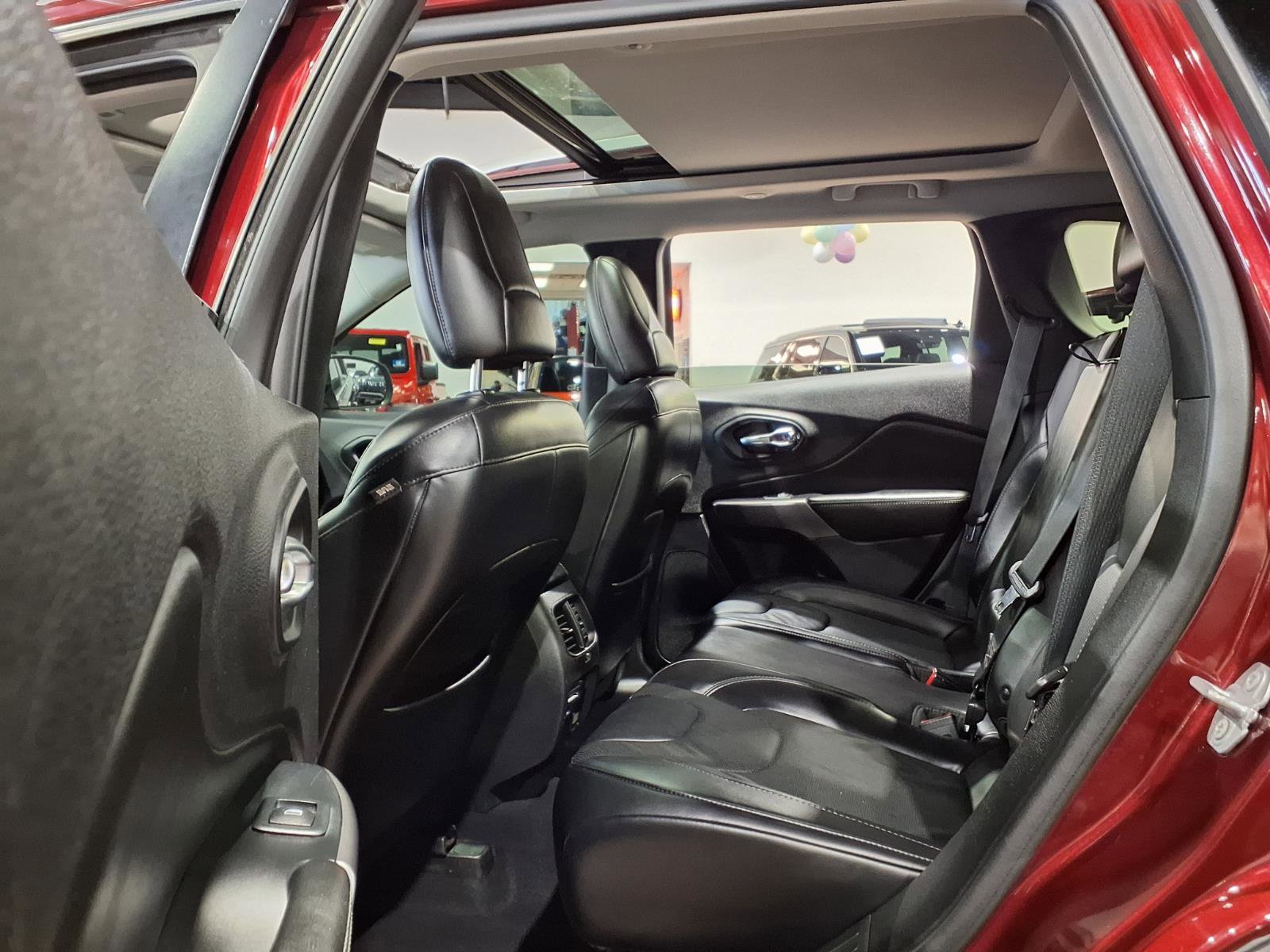 Used 2019 Jeep Cherokee Limited AWD/4WD image 20