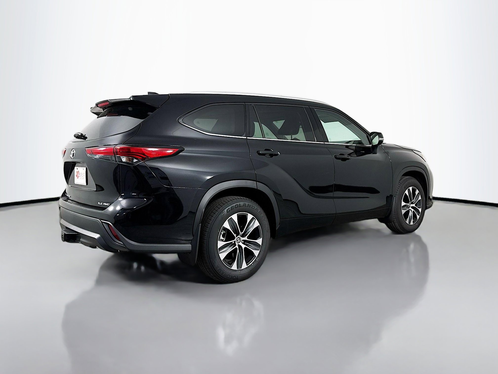 Used 2022 Toyota Highlander XLE AWD/4WD image 7