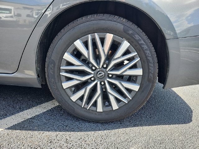 Used 2024 Nissan Altima 2.5 SV FWD image 11