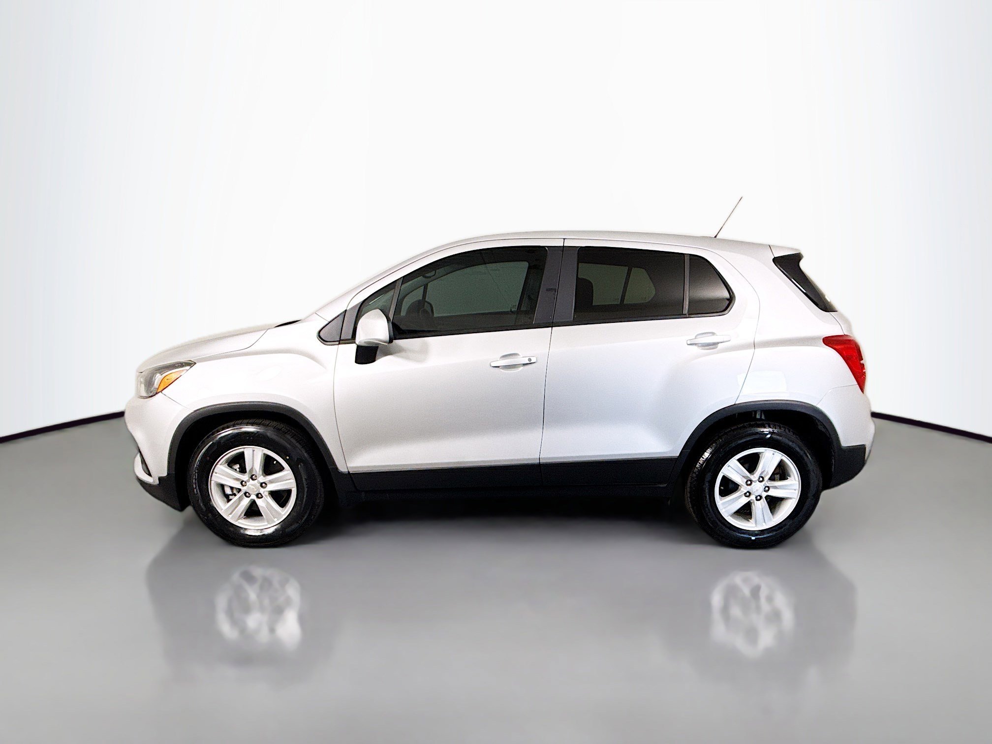 Used 2022 Chevrolet Trax LS w/ Tint and Cruise Package image 6