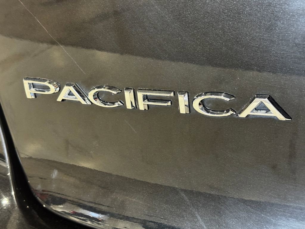 Used 2023 Chrysler Pacifica Touring-L image 32