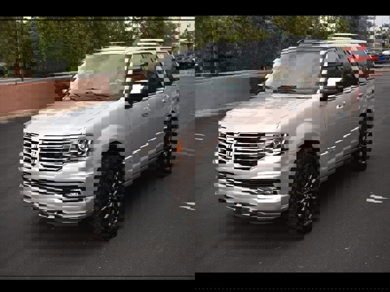 Used 2017 Lincoln Navigator Select image 3