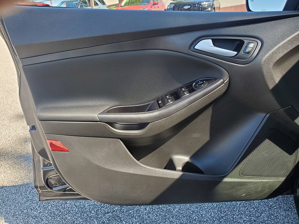 Used 2015 Ford Focus SE w/ SE Cold Weather Package FWD image 11
