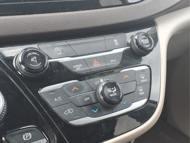 Used 2017 Chrysler Pacifica Touring w/ Tire & Wheel Group FWD image 10