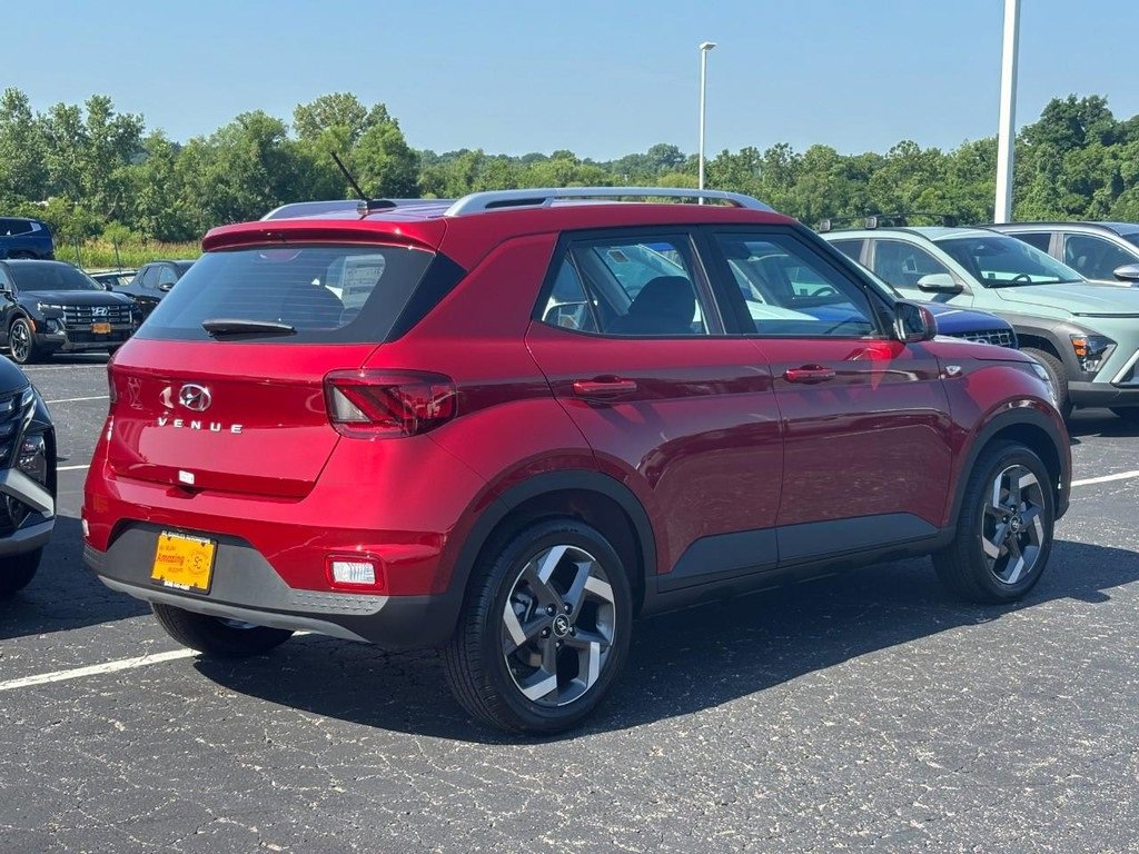 Used 2025 Hyundai Venue Limited image 3