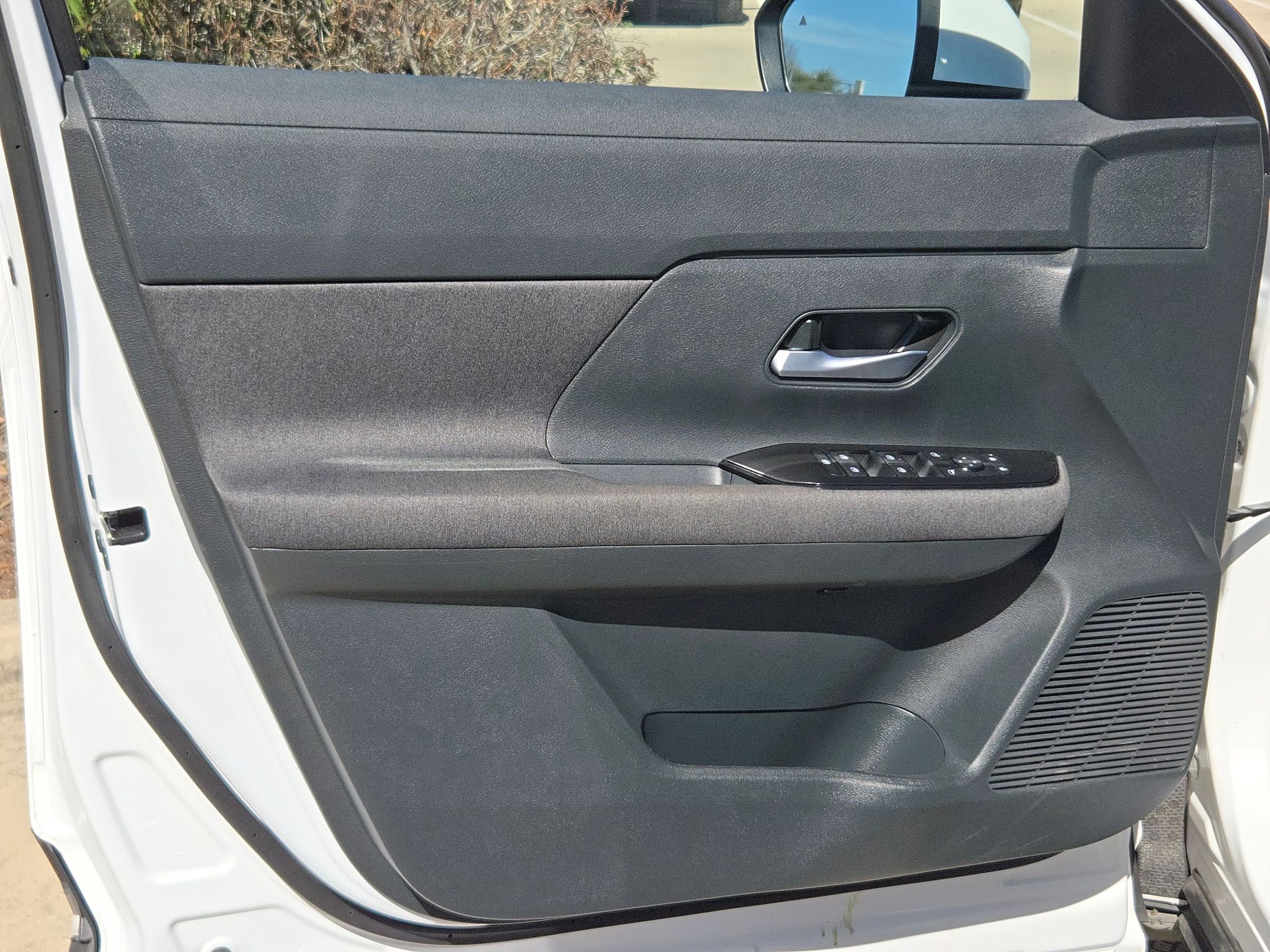 Certified 2025 Nissan Kicks SV w/ Interior Electronics Package image 11