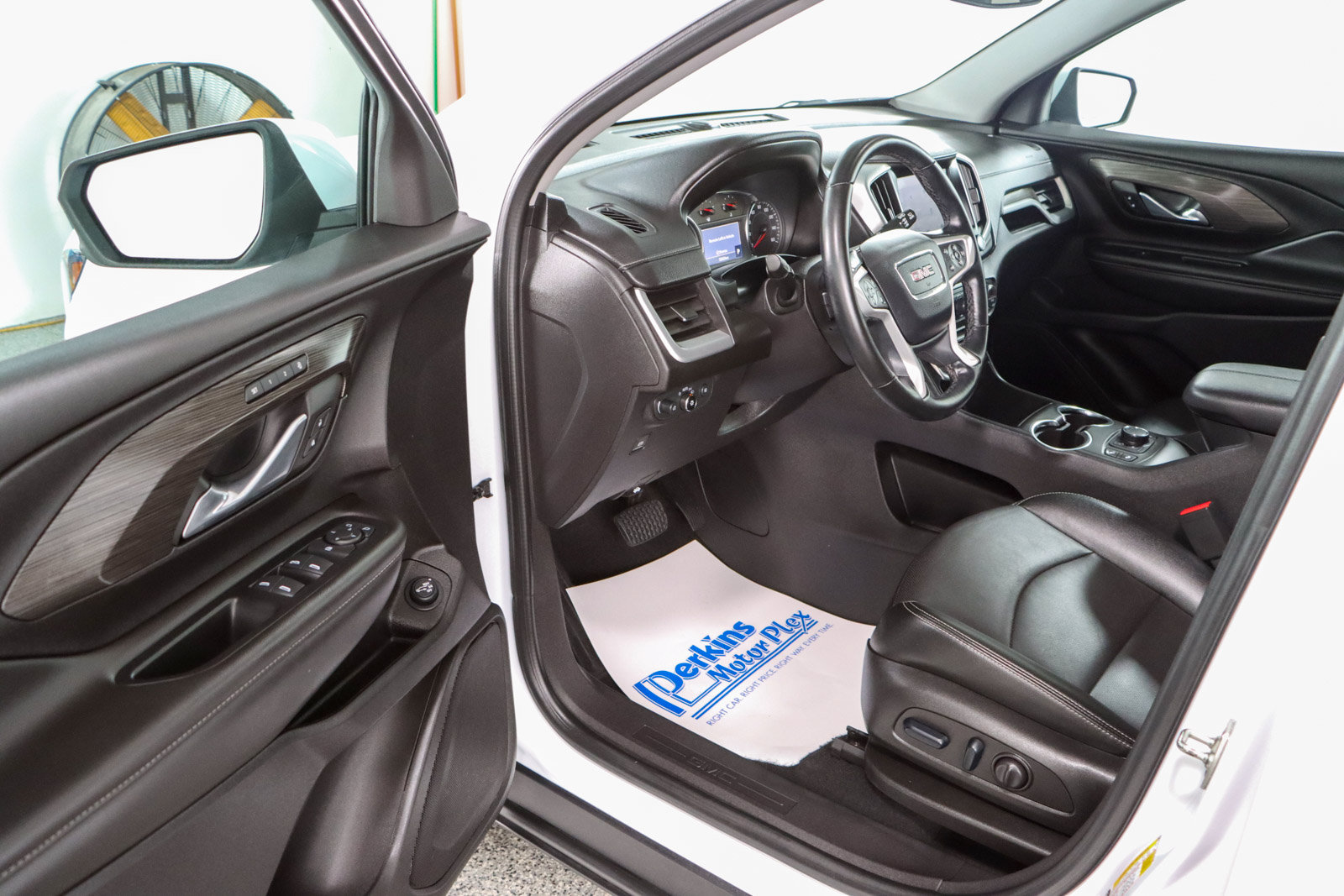 Used 2024 GMC Terrain SLT AWD/4WD image 3
