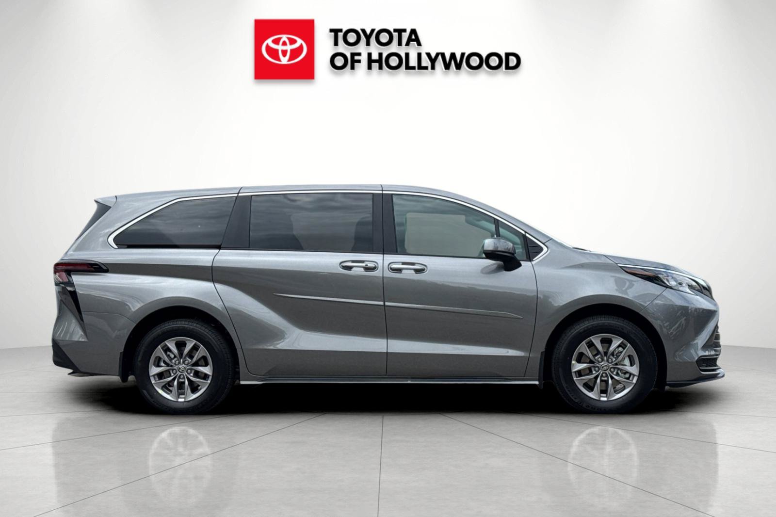 New 2026 Toyota Sienna LE FWD image 3