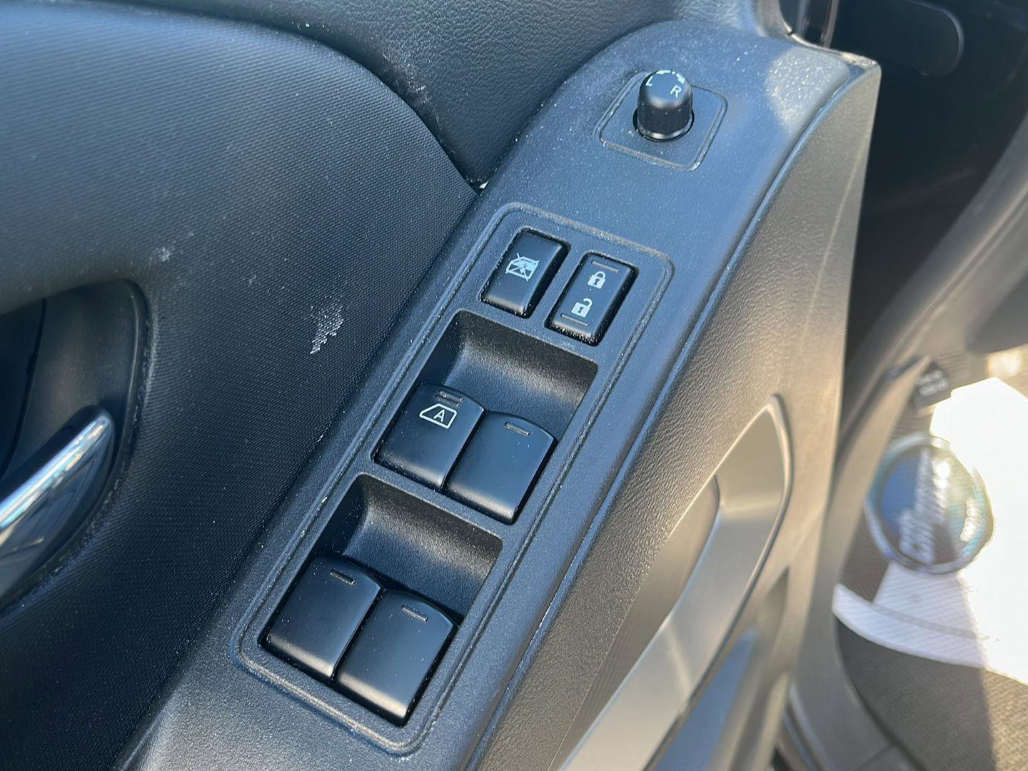 Used 2024 Nissan Frontier SV image 10