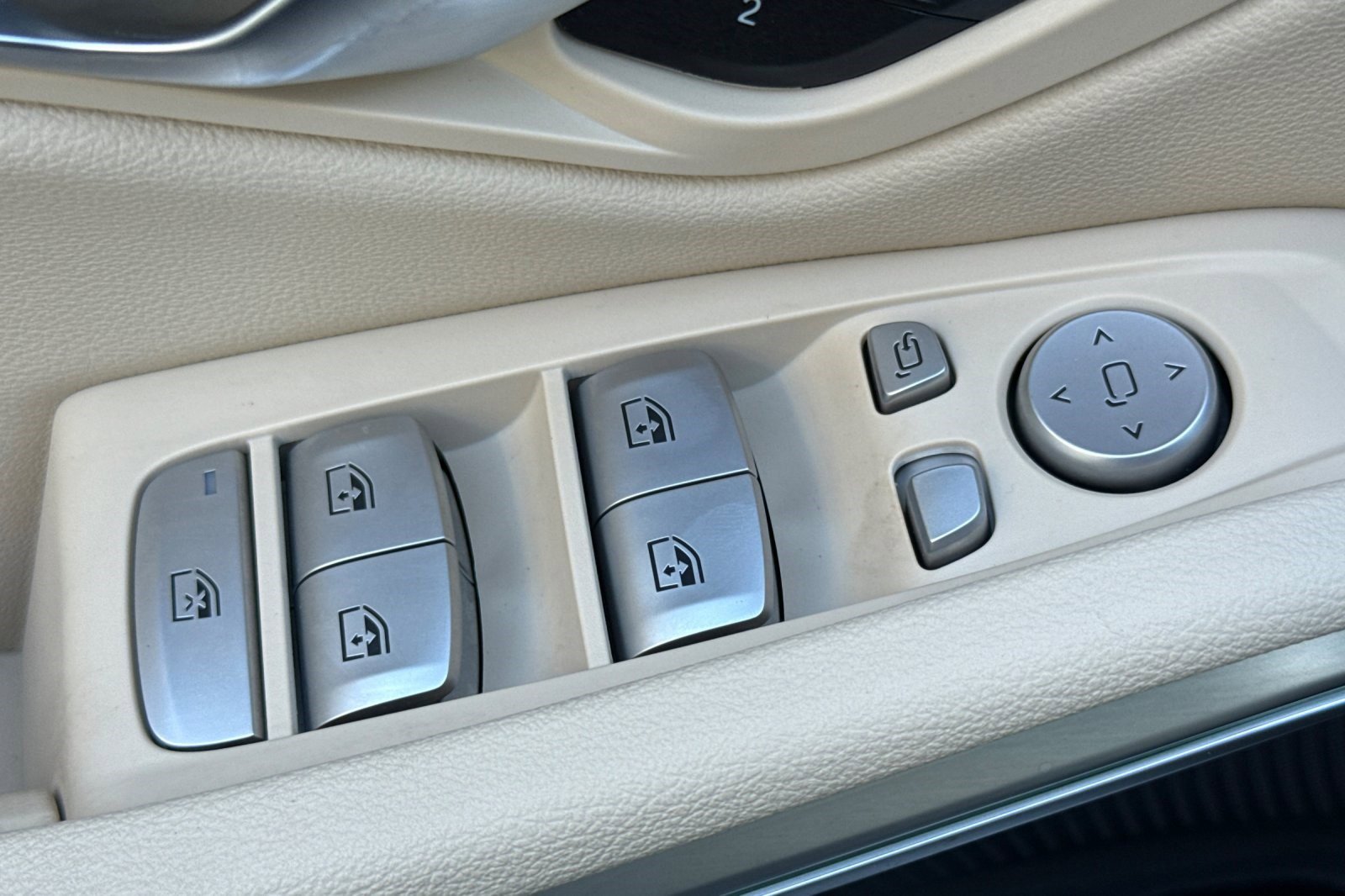 Used 2025 BMW 330i Sedan w/ Premium Package image 13