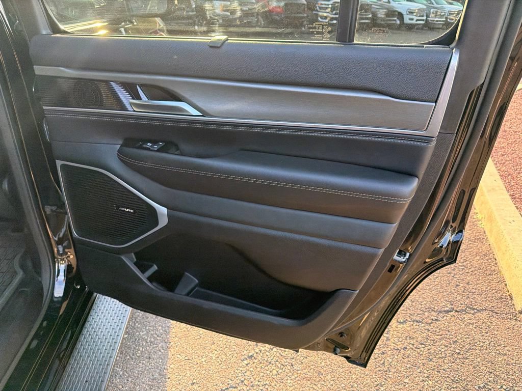 Certified 2025 Jeep Wagoneer Series II w/ Convenience Group I AWD/4WD image 10