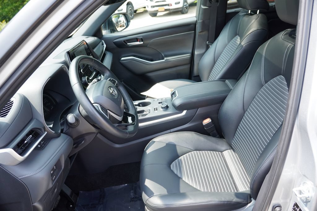 Used 2025 Toyota Highlander XSE AWD/4WD image 15
