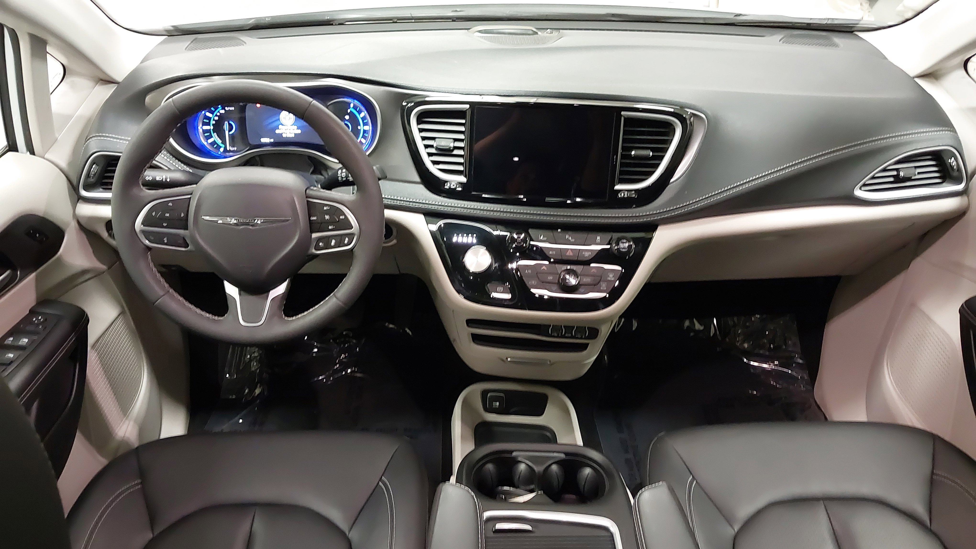 Used 2024 Chrysler Pacifica Select image 26