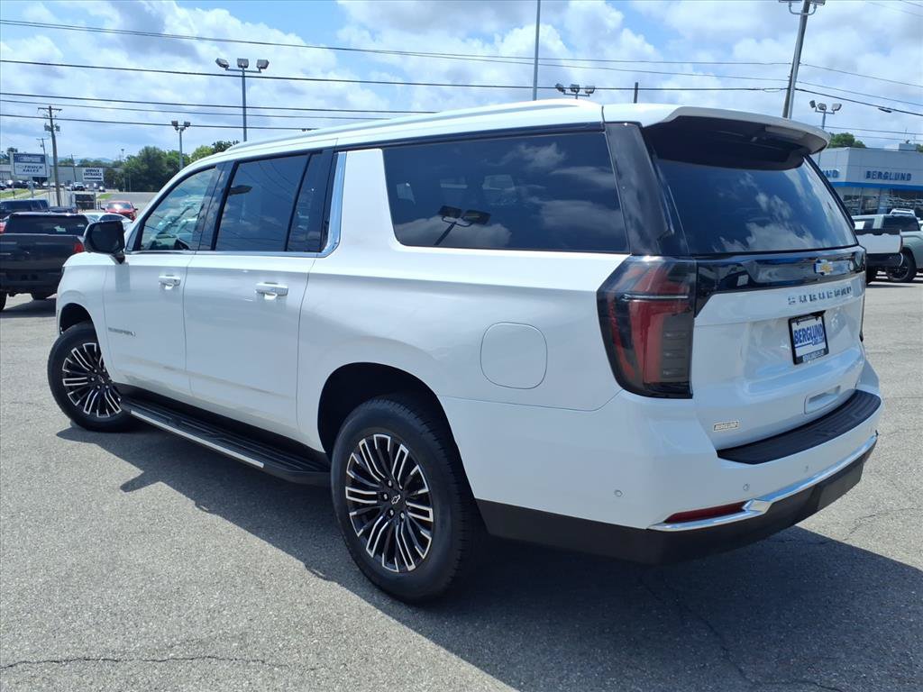 Used 2025 Chevrolet Suburban LT AWD/4WD image 6