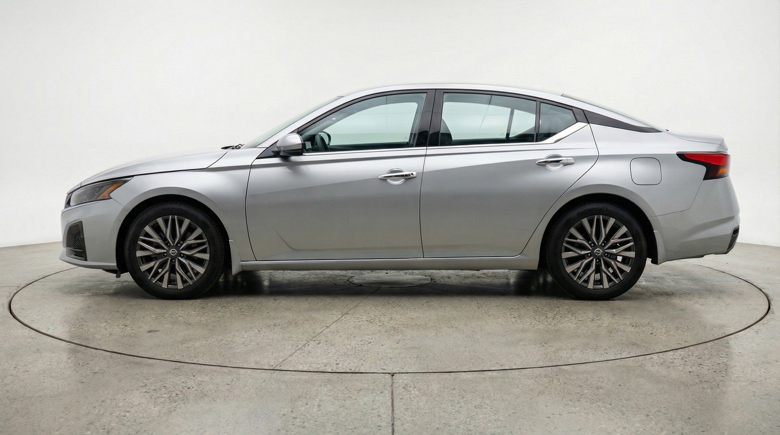 Used 2025 Nissan Altima 2.5 SV image 5