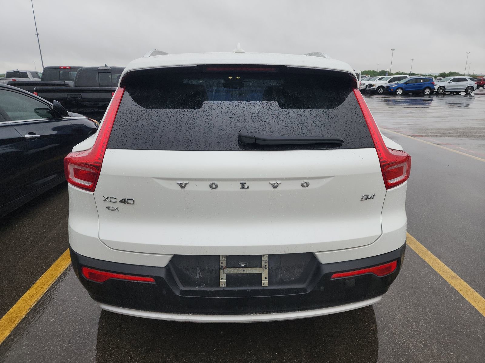 Used 2023 Volvo XC40 B4 Plus w/ Driver Assist Package FWD image 8