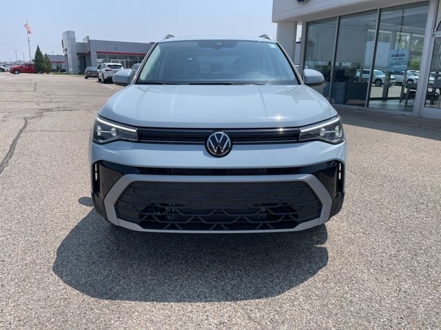 Used 2025 Volkswagen Taos SE w/ Panoramic Sunroof Package image 3