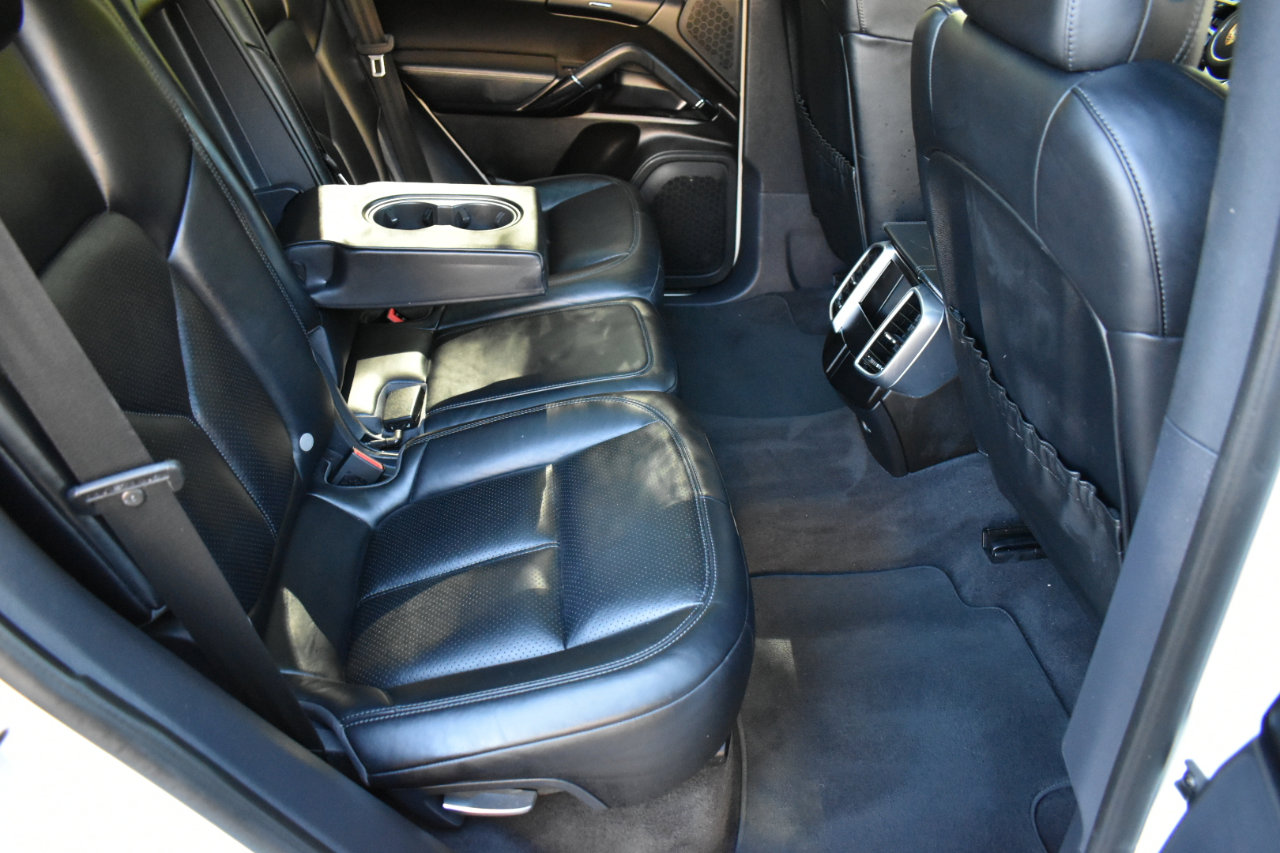 Used 2018 Porsche Cayenne Platinum Edition image 32