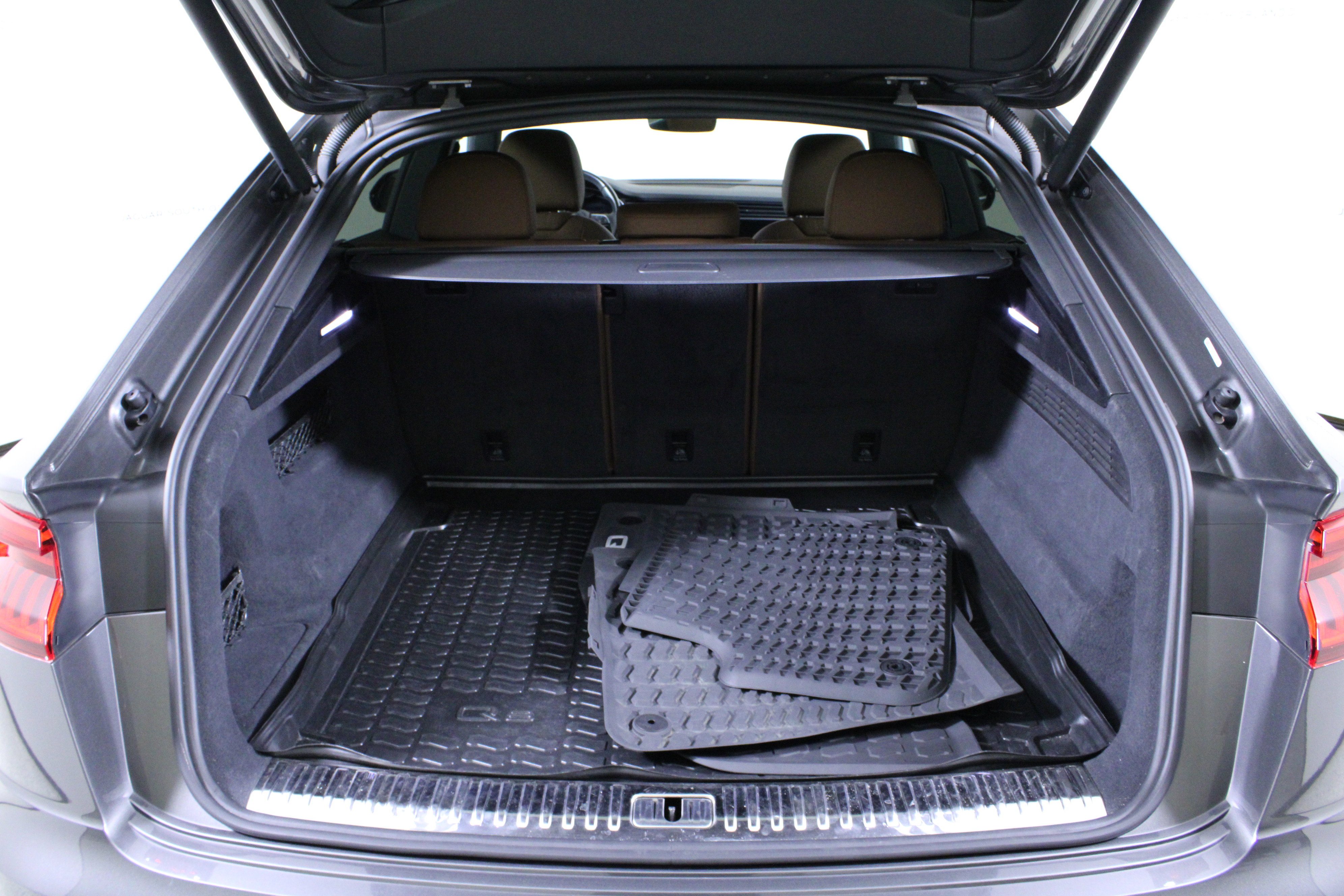 Used 2019 Audi Q8 Premium image 11