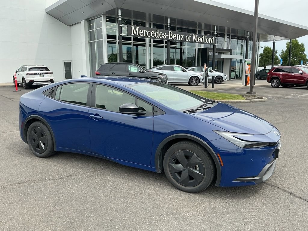 Used 2025 Toyota Prius LE FWD image 5