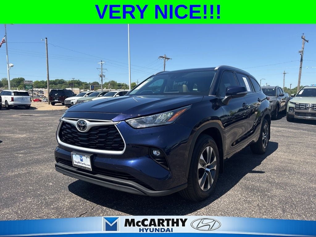 Used 2022 Toyota Highlander XLE AWD/4WD image 1