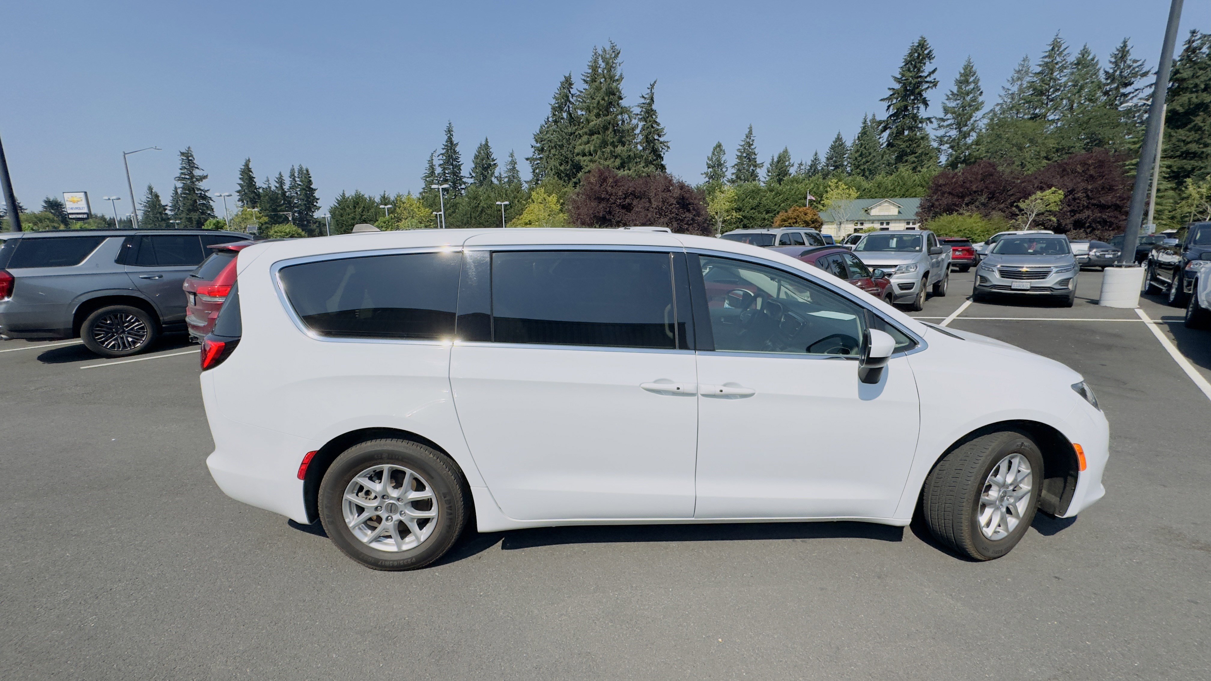 Used 2023 Chrysler Voyager LX image 4