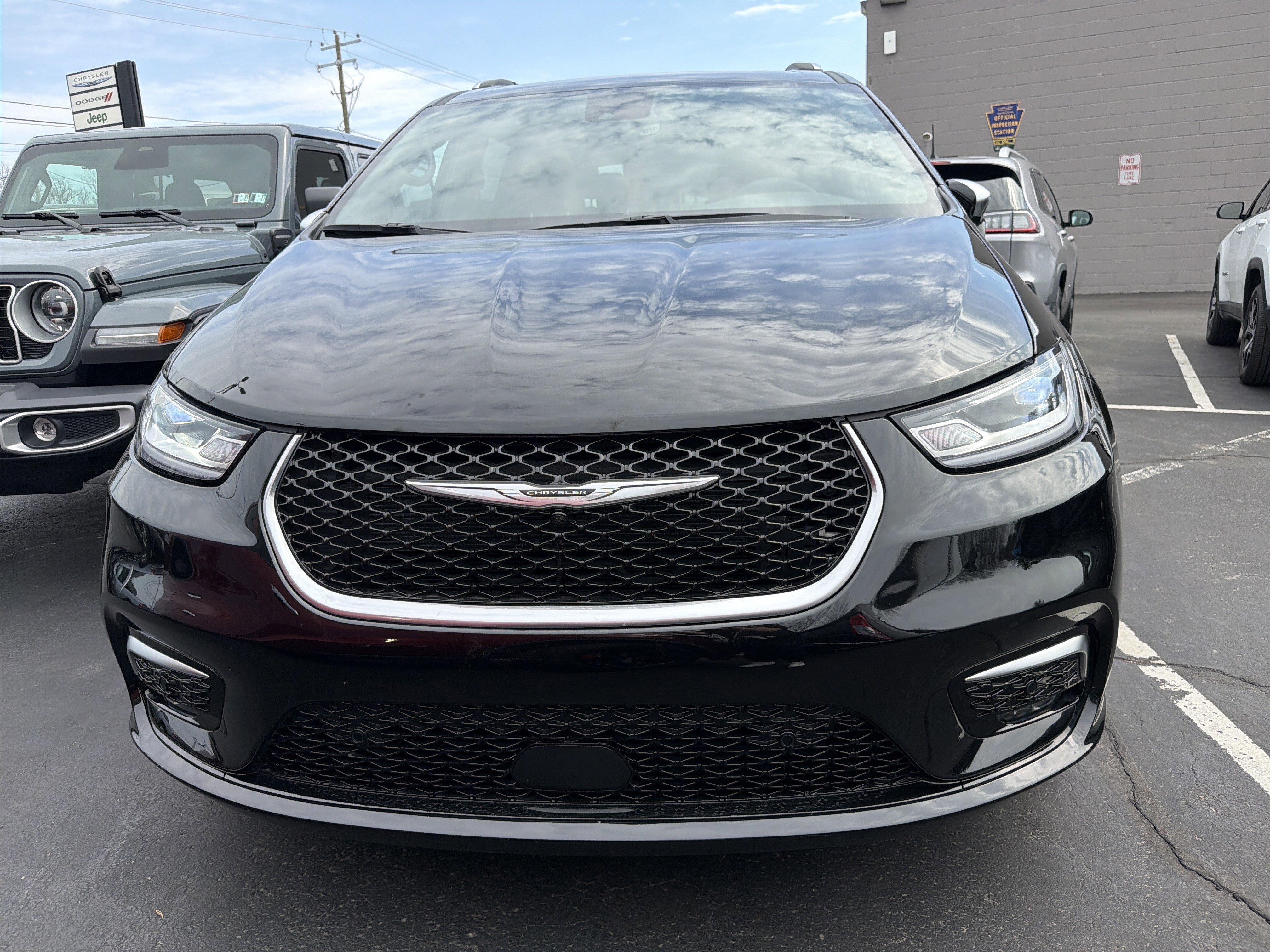 Used 2024 Chrysler Pacifica Pinnacle w/ Trailer Tow Group image 2