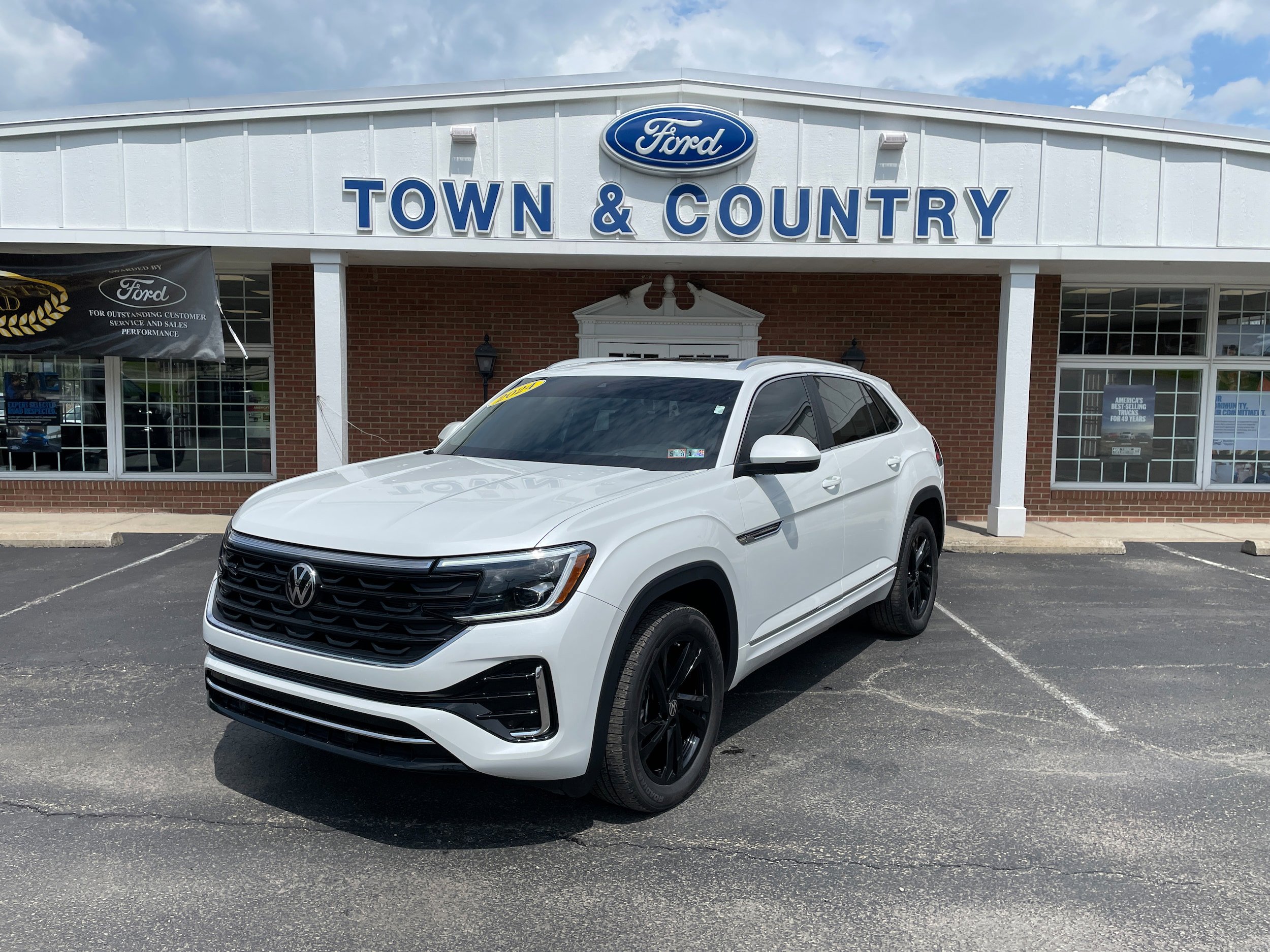 Used 2024 Volkswagen Atlas Cross Sport SEL R-Line AWD/4WD image 1