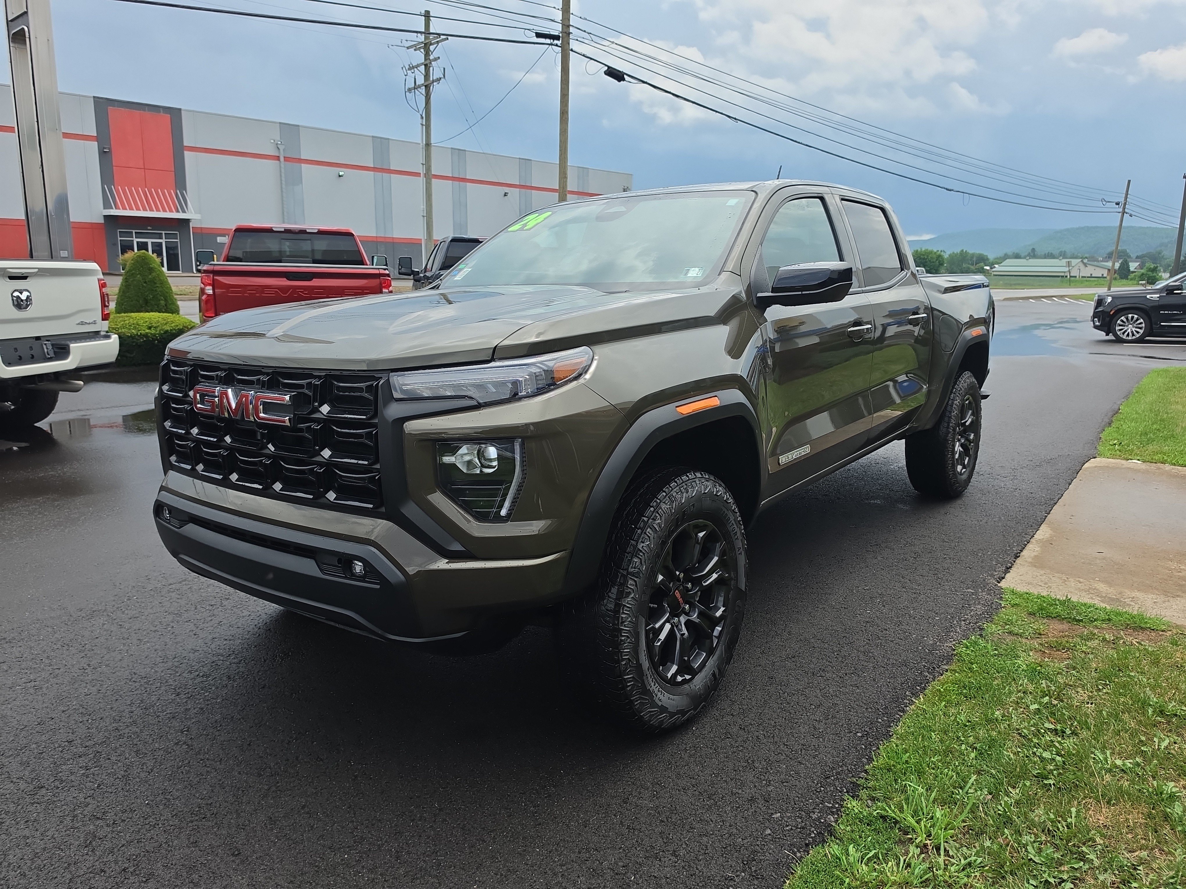 Used 2024 GMC Canyon Elevation w/ Elevation Premium Package AWD/4WD image 8