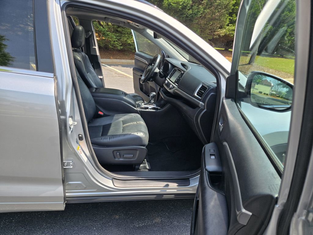 Used 2018 Toyota Highlander SE FWD image 11