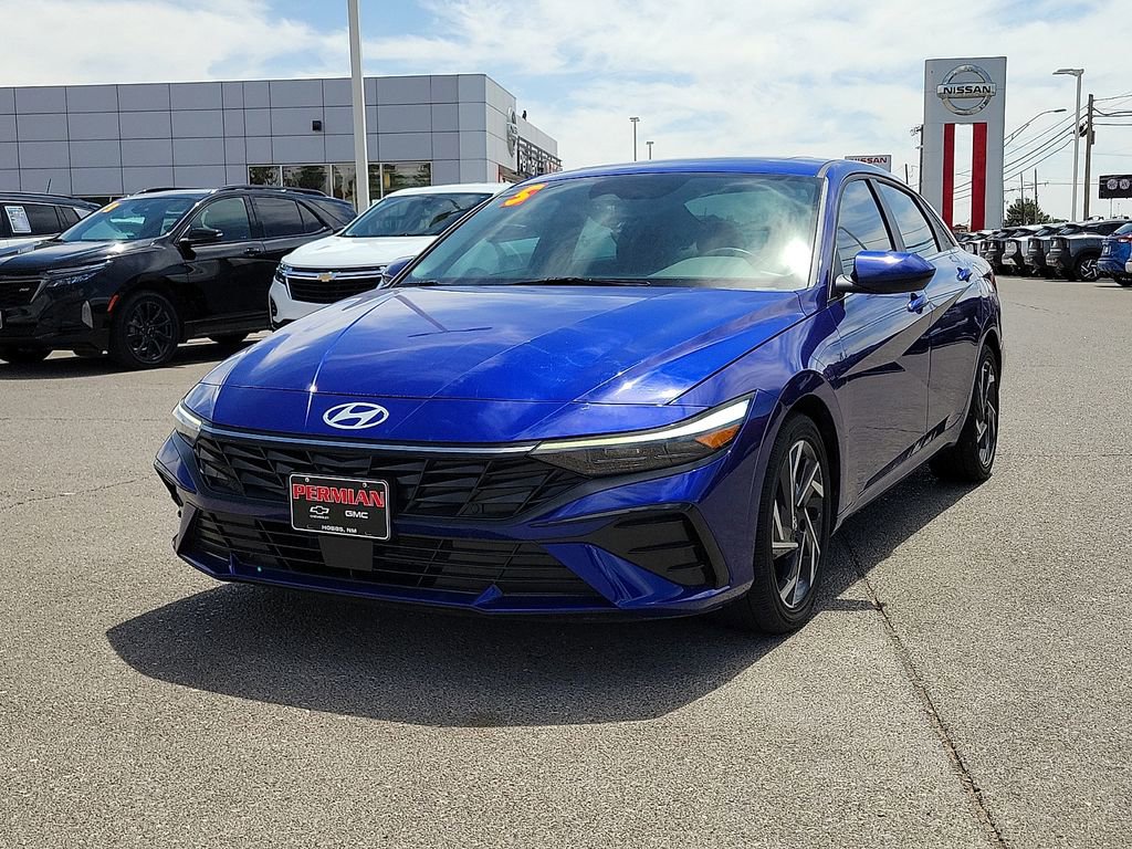 Used 2025 Hyundai Elantra SEL FWD image 4