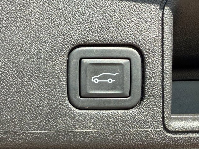 Used 2023 GMC Terrain SLE w/ Driver Convenience Package image 19