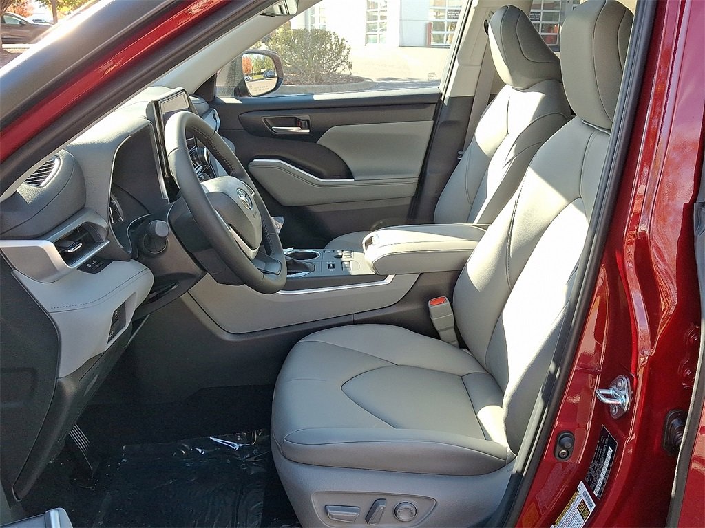 New 2025 Toyota Highlander XLE image 8