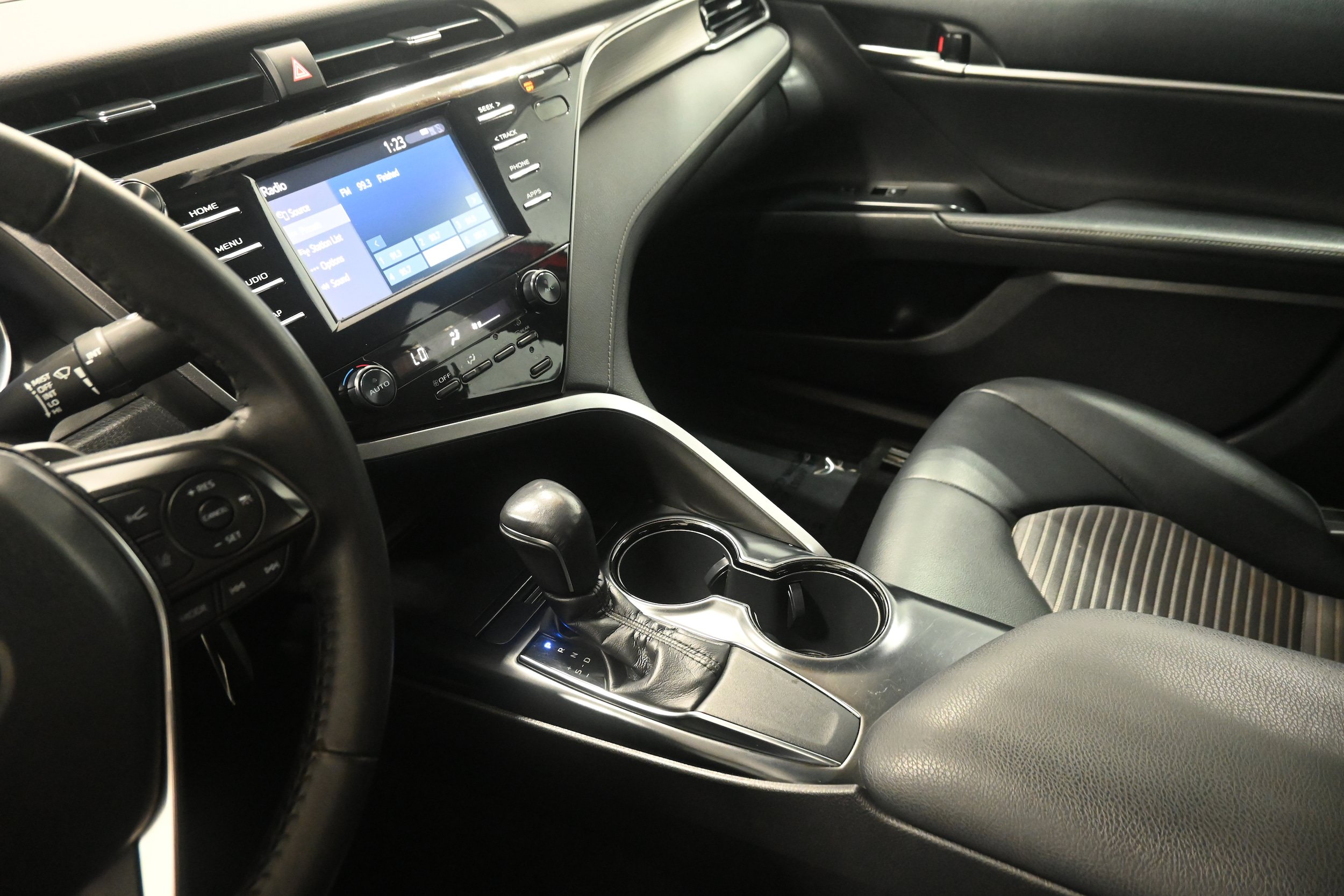 Used 2019 Toyota Camry SE FWD image 11