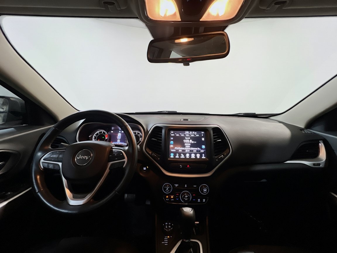 Used 2018 Jeep Cherokee Trailhawk AWD/4WD image 16
