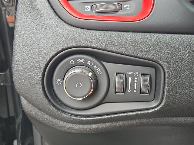 Used 2023 Jeep Renegade Trailhawk AWD/4WD image 96