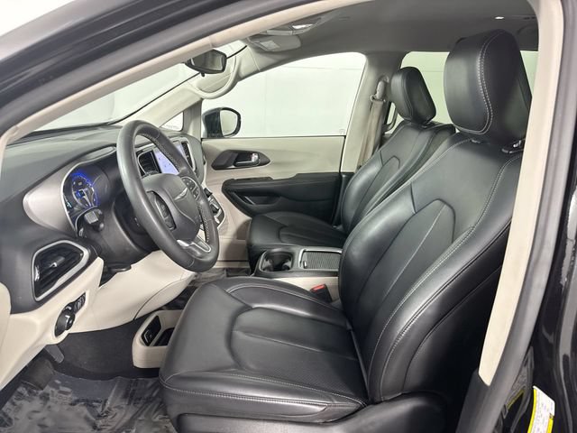 Used 2024 Chrysler Pacifica Touring-L FWD image 4